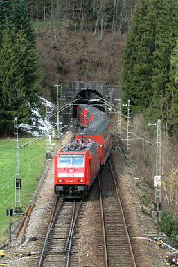 IRE 5191 fährt am Obergieß (Schwarzwaldbahn) Schlangenlinie