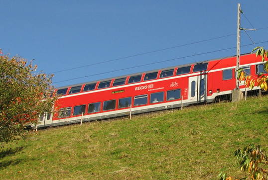 RE 4709 hat schon 600 Höhenmeter seit Offenburg geschafft, hier kurz vor Nussbach