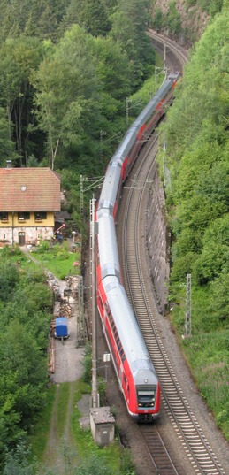 sixpack - zwei mal drei-Wagenzug auf der Schwarzwaldbahn beim Wärterposten 60