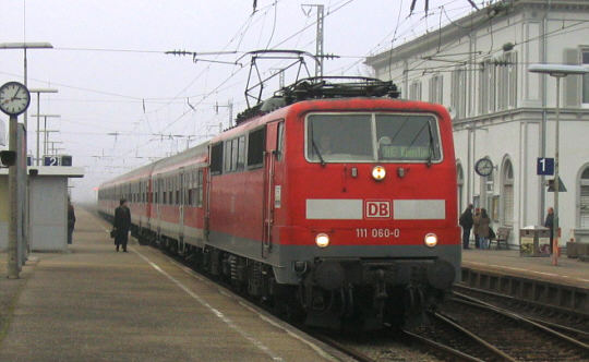 Am 15.12.2004 hält RE 4113 als erster Zug planmäßig an Gleis 2
